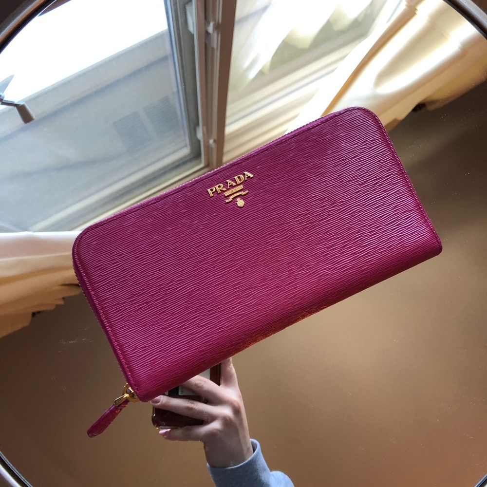 💯% authentic PRADA saffiano wallet